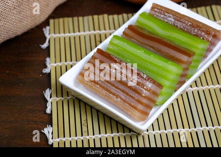 Kue Lapis. Indonesische traditionelle Kuchen mit bunten Layered soft Reismehl Pudding Stockfoto