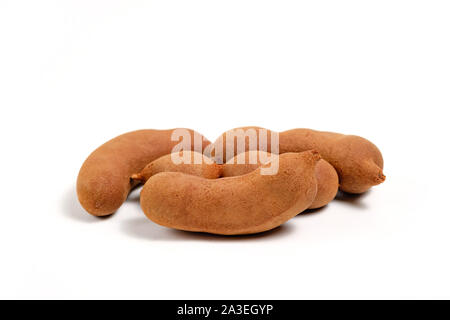 Tamarind reif und bereit auf weißem Hintergrund isoliert zu essen Stockfoto