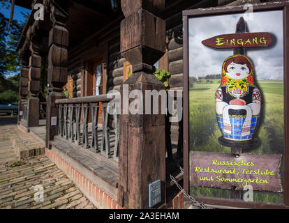 Potsdam, Deutschland. 07 Okt, 2019. Ein Zeichen mit dem Bild einer matrjoschka zeigt den Weg zu einem Russischen Restaurant in der Kolonie Alexandrowka. König Friedrich Wilhelm III. von Preußen hatte die Siedlung in 1826/27 für die letzten zwölf russischen Sänger eines Chores ehemals bestehend aus 62 Soldaten gebaut. Es ist ein UNESCO-Weltkulturerbe in Potsdam seit 1999. Credit: Monika Skolimowska/dpa-Zentralbild/ZB/dpa/Alamy leben Nachrichten Stockfoto