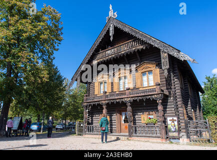 Potsdam, Deutschland. 07 Okt, 2019. Eine reich verzierte Holzhaus auf dem Gelände der Russischen Kolonie Alexandrowka steht heraus gegen den blauen Himmel. König Friedrich Wilhelm III. von Preußen hatte die Siedlung in 1826/27 für die letzten zwölf russischen Sänger eines Chores ehemals bestehend aus 62 Soldaten gebaut. Es ist ein UNESCO-Weltkulturerbe in Potsdam seit 1999. Credit: Monika Skolimowska/dpa-Zentralbild/ZB/dpa/Alamy leben Nachrichten Stockfoto