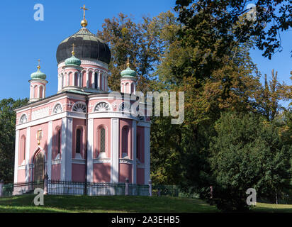 Potsdam, Deutschland. 07 Okt, 2019. Die Orthodoxe Alexander-Newski-Gedächtniskirche in der Alexandrowka Siedlung im Norden der Landeshauptstadt zeichnet sich gegen den blauen Himmel. König Friedrich Wilhelm III. von Preußen hatte die Siedlung in 1826/27 für die letzten zwölf russischen Sänger eines Chores ehemals bestehend aus 62 Soldaten gebaut. Es ist ein UNESCO-Weltkulturerbe in Potsdam seit 1999. Credit: Monika Skolimowska/dpa-Zentralbild/ZB/dpa/Alamy leben Nachrichten Stockfoto