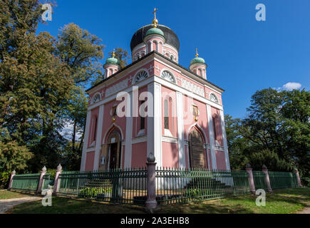 Potsdam, Deutschland. 07 Okt, 2019. Die Orthodoxe Alexander-Newski-Gedächtniskirche in der Alexandrowka Siedlung im Norden der Landeshauptstadt zeichnet sich gegen den blauen Himmel. König Friedrich Wilhelm III. von Preußen hatte die Siedlung in 1826/27 für die letzten zwölf russischen Sänger eines Chores ehemals bestehend aus 62 Soldaten gebaut. Es ist ein UNESCO-Weltkulturerbe in Potsdam seit 1999. Credit: Monika Skolimowska/dpa-Zentralbild/ZB/dpa/Alamy leben Nachrichten Stockfoto