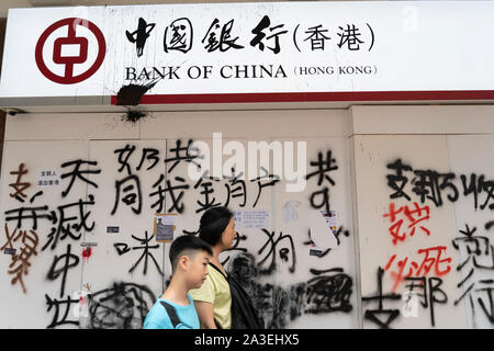 Kowloon, Hong Kong, China. 7. Oktober, 2019. Nach einer Nacht der gewalttätigen Auseinandersetzungen zwischen der Polizei und den pro-demokratischen Demonstranten in MongKok und YauMaTei MTR in Kowloon, viele Bahnhöfe und was sind Gedanken zu pro-Beijing Business Franchises zerstört. Vandalized Bank of China Niederlassung. Stockfoto