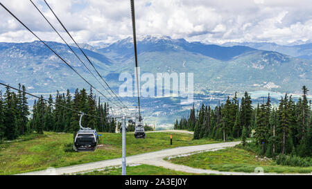 WHISTLER, Kanada - 25. AUGUST 2019: herrliche Aussicht von gondelbahn Sommer. Stockfoto