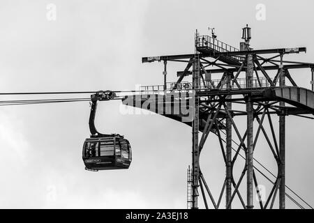 WHISTLER, Kanada - 25. AUGUST 2019: Whistler Blackcomb roten Peak 2 Peak Gondola. Stockfoto