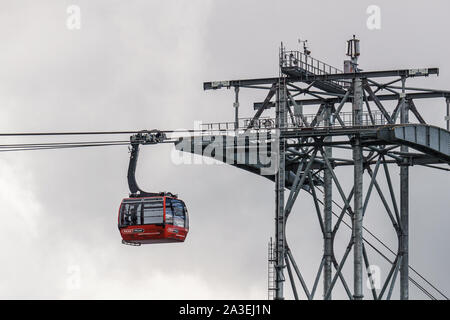 WHISTLER, Kanada - 25. AUGUST 2019: Whistler Blackcomb roten Peak 2 Peak Gondola. Stockfoto