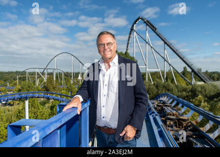 Rust, Deutschland. 12 Sep, 2019. Roland Mack, Gründer und Inhaber der Europa-Park, steht auf der Achterbahn "Poseidon". Im Hintergrund können Sie die Fahrten sehen. Am 12.10.2019 Mack wird 70 Jahre alt. Mack eröffnet Deutschlands größter Freizeitpark in 1975. Der Park ist als Familienbetrieb geführt. Quelle: Patrick Seeger/dpa/Alamy leben Nachrichten Stockfoto