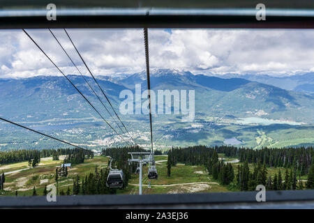 WHISTLER, Kanada - 25. AUGUST 2019: herrliche Aussicht von gondelbahn Sommer. Stockfoto