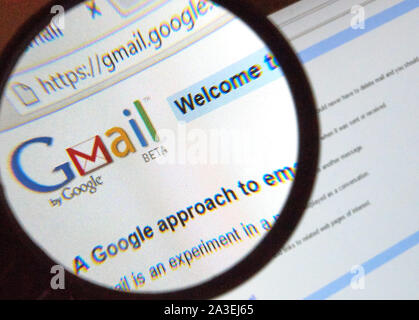 MONTREAL, KANADA - Februar, 2016 - Gmail old style Logo auf der Webseite unter der Lupe. Stockfoto