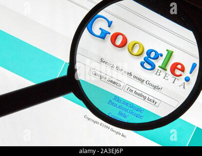 MONTREAL, KANADA - Februar, 2016 Google im alten Stil 1999 Logo und Suchfeld auf einer Webseite unter der Lupe. Stockfoto