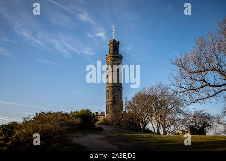 EDINBURGH, Schottland, 14. Dezember 2018: die aufsteigenden Pfad zu Nelson Denkmal Turm, eine Gedenktafel zu Ehren von Vice Admiral Horatio Nelson, mit Bäumen Stockfoto