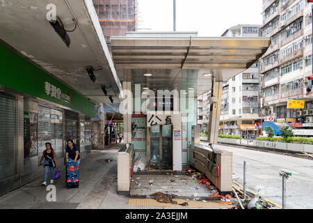 Kowloon, Hong Kong, China. 7. Oktober, 2019. Nach einer Nacht der gewalttätigen Auseinandersetzungen zwischen der Polizei und den pro-demokratischen Demonstranten in MongKok und YauMaTei MTR in Kowloon, viele Bahnhöfe und was sind Gedanken zu pro-Beijing Business Franchises zerstört. Yaumatei MTR Station zerstört. Stockfoto