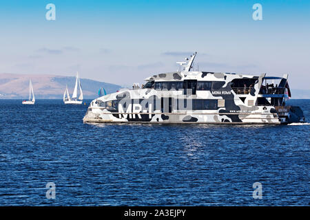 Hobart Australien/die Mona Roma MR-1 schnelle Fähre unterwegs auf der Derwent River, Hobart Tasmanien. Die Mona Roma MR-1 & MR-2 Katamaran Fähren tranport v Stockfoto