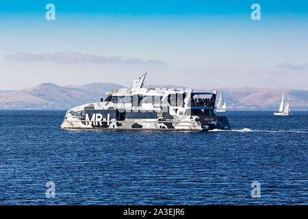 Hobart Australien/die Mona Roma MR-1 schnelle Fähre unterwegs auf der Derwent River, Hobart Tasmanien. Die Mona Roma MR-1 & MR-2 Katamaran Fähren tranport v Stockfoto