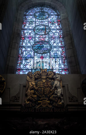 EDINBURGH, Schottland, 15. Dezember 2018: Glasmalerei am Inneren des schottischen National War Memorial, die von Douglas Strachan. Stockfoto