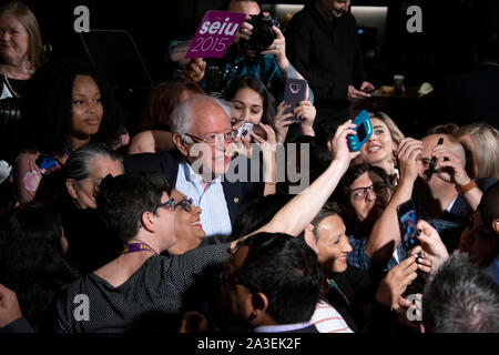 Us-Senator Bernie Sanders von Vermont Posen für Fotos an einem Service Mitarbeiter Internationale Union Kandidaten Forum in San Francisco und am 1. Juni 2019. Stockfoto