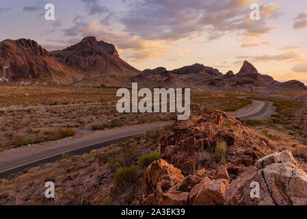 Dramatischer Sonnenuntergang Landschaft Foto der Stadtrand von Oatman, Arizona. Stockfoto