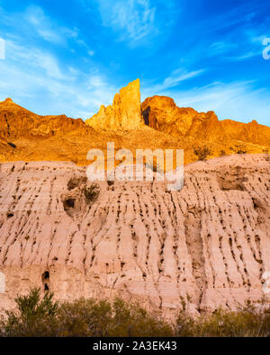 Dramatische vertikale Sicht auf die Berge, Oatman, Arizona umgeben. Stockfoto