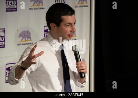 South Bend, Indiana, Bürgermeister Peter Buttigeig spricht auf ein Service Mitarbeiter Internationale Union Kandidaten Forum in San Francisco und am 1. Juni 2019. Stockfoto