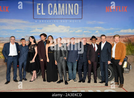 Los Angeles, USA. 07 Okt, 2019. LOS ANGELES, USA. Oktober 07, 2019: Vince Gilligan, Charles Baker, krysten Ritter, Matt Jones, Betsy Brandt, Aaron Paul, Dean Norris, Jonathan Banks, Giancarlo Esposito, Bryan Cranston & Jesse Plemons bei der Premiere von "El Camino: Breaking Bad Movie" im Regency Dorf Theater. Foto: Paul Smith/Alamy leben Nachrichten Stockfoto