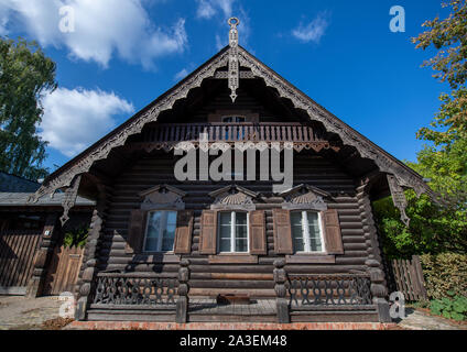 Potsdam, Deutschland. 07 Okt, 2019. Eine reich verzierte Holzhaus auf dem Gelände der Russischen Kolonie Alexandrowka steht heraus gegen den blauen Himmel. König Friedrich Wilhelm III. von Preußen hatte die Siedlung in 1826/27 für die letzten zwölf russischen Sänger eines Chores ehemals bestehend aus 62 Soldaten gebaut. Es ist ein UNESCO-Weltkulturerbe in Potsdam seit 1999. Credit: Monika Skolimowska/dpa-Zentralbild/dpa/Alamy leben Nachrichten Stockfoto