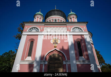 Potsdam, Deutschland. 07 Okt, 2019. Die Orthodoxe Alexander-Newski-Gedächtniskirche in der Alexandrowka Siedlung im Norden der Landeshauptstadt zeichnet sich gegen den blauen Himmel. König Friedrich Wilhelm III. von Preußen hatte die Siedlung in 1826/27 für die letzten zwölf russischen Sänger eines Chores ehemals bestehend aus 62 Soldaten gebaut. Es ist ein UNESCO-Weltkulturerbe in Potsdam seit 1999. Credit: Monika Skolimowska/dpa-Zentralbild/dpa/Alamy leben Nachrichten Stockfoto