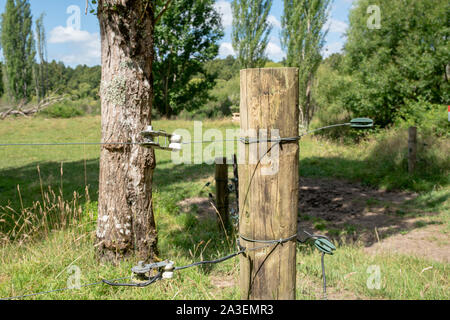 Zaun Draht und Zaun Pfosten auf dem Bauernhof Stockfoto