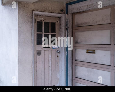 Wetter, schmutzig, ungepflegt Vordertür und Garage von Wohn- Home Stockfoto