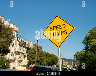 Gelb Geschwindigkeit Höcker Warnschild klappbarer im Wohngebiet an einem sonnigen Tag Stockfoto