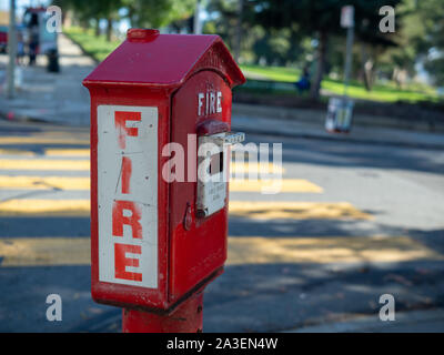 Im freien Feuer Alarm Call-Box an den städtischen Durchschnitt Stockfoto