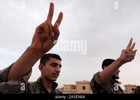 Kurdische Kämpfer der Menschen Schutz Einheiten YPG Kennzeichnung der Sieg unterzeichnen während einer Zeremonie in einer Einstellung camp in al-Hasaka oder Hassakeh Bezirk im nördlichen Syrien Stockfoto