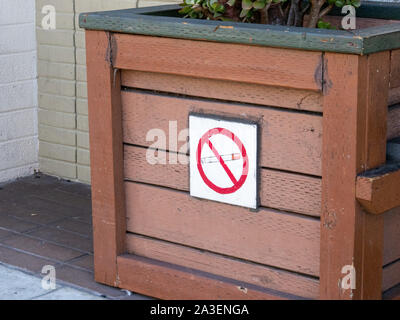 Zigarette durchgestrichen no smoking sign auf Außenbereich Stockfoto