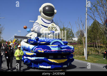 Peking, Peking, China. 8. Oktober, 2019. Peking float Parade in Peking Internationalen Gartenschau 2019. Es wird berichtet, dass die Float-Parade ist eine reguläre Leistung jeden Tag im Park statt, die 180 Leistungen entlang der Route der Park durchführen, mit frischen Blumen und dreidimensionalen Grün schnitzereien als kreative Elemente, 10'' ökologischen schwebt'' 10 Meter lang, 5 Meter breit und 7 Meter hoch, mit 10 Gruppen von Leistung. Credit: ZUMA Press, Inc./Alamy leben Nachrichten Stockfoto