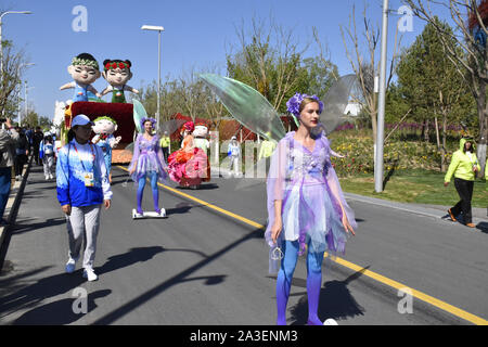 Peking, Peking, China. 8. Oktober, 2019. Peking float Parade in Peking Internationalen Gartenschau 2019. Es wird berichtet, dass die Float-Parade ist eine reguläre Leistung jeden Tag im Park statt, die 180 Leistungen entlang der Route der Park durchführen, mit frischen Blumen und dreidimensionalen Grün schnitzereien als kreative Elemente, 10'' ökologischen schwebt'' 10 Meter lang, 5 Meter breit und 7 Meter hoch, mit 10 Gruppen von Leistung. Credit: ZUMA Press, Inc./Alamy leben Nachrichten Stockfoto