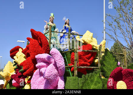 Peking, Peking, China. 8. Oktober, 2019. Peking float Parade in Peking Internationalen Gartenschau 2019. Es wird berichtet, dass die Float-Parade ist eine reguläre Leistung jeden Tag im Park statt, die 180 Leistungen entlang der Route der Park durchführen, mit frischen Blumen und dreidimensionalen Grün schnitzereien als kreative Elemente, 10'' ökologischen schwebt'' 10 Meter lang, 5 Meter breit und 7 Meter hoch, mit 10 Gruppen von Leistung. Credit: ZUMA Press, Inc./Alamy leben Nachrichten Stockfoto
