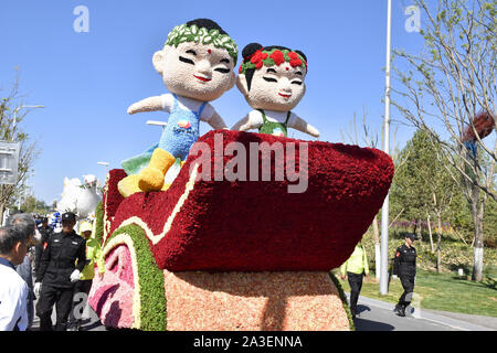 Peking, Peking, China. 8. Oktober, 2019. Peking float Parade in Peking Internationalen Gartenschau 2019. Es wird berichtet, dass die Float-Parade ist eine reguläre Leistung jeden Tag im Park statt, die 180 Leistungen entlang der Route der Park durchführen, mit frischen Blumen und dreidimensionalen Grün schnitzereien als kreative Elemente, 10'' ökologischen schwebt'' 10 Meter lang, 5 Meter breit und 7 Meter hoch, mit 10 Gruppen von Leistung. Credit: ZUMA Press, Inc./Alamy leben Nachrichten Stockfoto