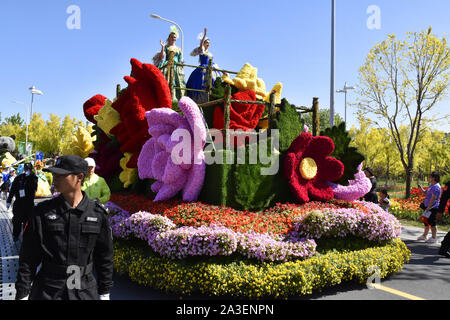Peking, Peking, China. 8. Oktober, 2019. Peking float Parade in Peking Internationalen Gartenschau 2019. Es wird berichtet, dass die Float-Parade ist eine reguläre Leistung jeden Tag im Park statt, die 180 Leistungen entlang der Route der Park durchführen, mit frischen Blumen und dreidimensionalen Grün schnitzereien als kreative Elemente, 10'' ökologischen schwebt'' 10 Meter lang, 5 Meter breit und 7 Meter hoch, mit 10 Gruppen von Leistung. Credit: ZUMA Press, Inc./Alamy leben Nachrichten Stockfoto