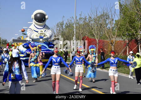 Peking, Peking, China. 8. Oktober, 2019. Peking float Parade in Peking Internationalen Gartenschau 2019. Es wird berichtet, dass die Float-Parade ist eine reguläre Leistung jeden Tag im Park statt, die 180 Leistungen entlang der Route der Park durchführen, mit frischen Blumen und dreidimensionalen Grün schnitzereien als kreative Elemente, 10'' ökologischen schwebt'' 10 Meter lang, 5 Meter breit und 7 Meter hoch, mit 10 Gruppen von Leistung. Credit: ZUMA Press, Inc./Alamy leben Nachrichten Stockfoto