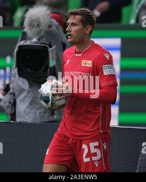 Wolfsburg, Deutschland. 06 Okt, 2019. Fussball: Bundesliga, Spieltag 7: VfL Wolfsburg - 1.FC Union Berlin in der Volkswagen Arena. Berliner Christopher Lenz ist auf der Kugel. Credit: Peter Steffen/dpa - WICHTIGER HINWEIS: In Übereinstimmung mit den Anforderungen der DFL Deutsche Fußball Liga oder der DFB Deutscher Fußball-Bund ist es untersagt, zu verwenden oder verwendet Fotos im Stadion und/oder das Spiel in Form von Bildern und/oder Videos - wie Foto Sequenzen getroffen haben./dpa/Alamy leben Nachrichten Stockfoto