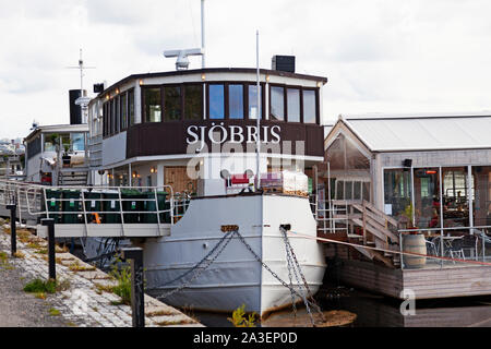 Umea, Norrland in Schweden - Oktober 2, 2019: restaurant Boot durch den Fluss, wo für die Saison geschlossen Stockfoto