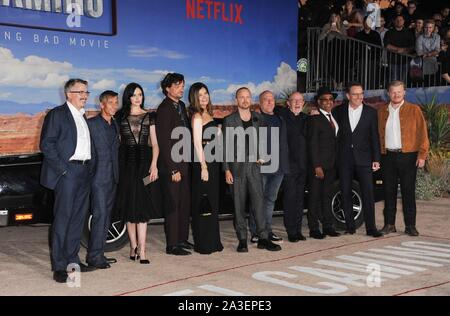 Los Angeles, CA. 7 Okt, 2019. Aaron Paul, Bryan Cranston, Vince Gilligan, Matt Jones, Charles Baker, krysten Ritter, Betsy Brandt, Dean Norris, Jonathan Banks, Giancarlo Esposito, Jesse Plemons in der Ankunftshalle für EL CAMINO: BREAKING BAD MOVIE Premiere, Regency Dorf Theater - Westwood, Los Angeles, CA Oktober 7, 2019. Credit: Elizabeth Goodenough/Everett Collection/Alamy leben Nachrichten Stockfoto