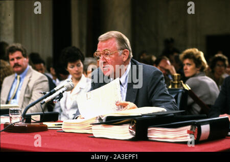 Washington, District of Columbia, USA. 8. Oktober, 2019. United States Attorney General Edwin Meese, III bezeugt vor der US-Ausschuss verdeckte Arme Transaktionen untersuchen mit Iran-USA-Senat wählen Sie Ausschuss für geheime militärische Hilfe für Iran und das nicaraguanische Opposition (Iran/Contra Committee) auf dem Capitol Hill in Washington, DC am 28. Juli 1987 Credit: Arnie Sachs/CNP/ZUMA Draht/Alamy leben Nachrichten Stockfoto