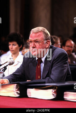 Washington, District of Columbia, USA. 8. Oktober, 2019. United States Attorney General Edwin Meese, III bezeugt vor der US-Ausschuss verdeckte Arme Transaktionen untersuchen mit Iran-USA-Senat wählen Sie Ausschuss für geheime militärische Hilfe für Iran und das nicaraguanische Opposition (Iran/Contra Committee) auf dem Capitol Hill in Washington, DC am 28. Juli 1987 Credit: Arnie Sachs/CNP/ZUMA Draht/Alamy leben Nachrichten Stockfoto