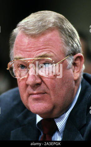 Washington, District of Columbia, USA. 7 Okt, 2019. United States Attorney General Edwin Meese, III bezeugt vor der US-Ausschuss verdeckte Arme Transaktionen untersuchen mit Iran-USA-Senat wählen Sie Ausschuss für geheime militärische Hilfe für Iran und das nicaraguanische Opposition (Iran/Contra Committee) auf dem Capitol Hill in Washington, DC am 28. Juli 1987 Credit: Arnie Sachs/CNP/ZUMA Draht/Alamy leben Nachrichten Stockfoto