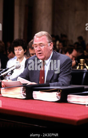Washington, Vereinigte Staaten von Amerika. 08 Okt, 2019. United States Attorney General Edwin Meese, III bezeugt vor der US-Ausschuss verdeckte Arme Transaktionen untersuchen mit Iran-USA-Senat wählen Sie Ausschuss für geheime militärische Hilfe für Iran und das nicaraguanische Opposition (Iran/Contra Committee) auf dem Capitol Hill in Washington, DC am 28. Juli 1987. Credit: Ron Sachs/CNP/dpa/Alamy leben Nachrichten Stockfoto