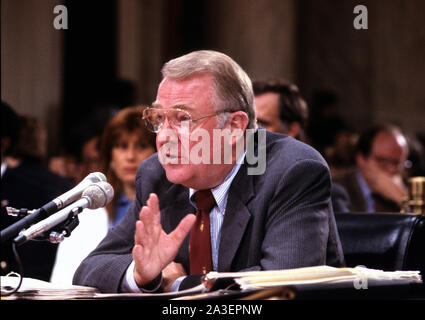 Washington, Vereinigte Staaten von Amerika. 08 Okt, 2019. United States Attorney General Edwin Meese, III bezeugt vor der US-Ausschuss verdeckte Arme Transaktionen untersuchen mit Iran-USA-Senat wählen Sie Ausschuss für geheime militärische Hilfe für Iran und das nicaraguanische Opposition (Iran/Contra Committee) auf dem Capitol Hill in Washington, DC am 28. Juli 1987. Quelle: Ron Sachs/CNP | Verwendung der weltweiten Kredit: dpa/Alamy leben Nachrichten Stockfoto