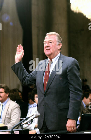 Washington, Vereinigte Staaten von Amerika. 08 Okt, 2019. United States Attorney General Edwin Meese, III ist vereidigte vor dem US-Haus Ausschuss verdeckte Arme Transaktionen untersuchen mit Iran-USA-Senat wählen Sie Ausschuss für geheime militärische Hilfe für Iran und das nicaraguanische Opposition (Iran/Contra Committee) auf dem Capitol Hill zu bezeugen in Washington, DC am 28. Juli 1987. Quelle: Ron Sachs/CNP | Verwendung der weltweiten Kredit: dpa/Alamy leben Nachrichten Stockfoto