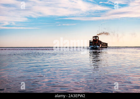 Der Zug schwimmt auf dem Wasser gegen den blauen Himmel. Salz, Salz Bergbau. Stockfoto