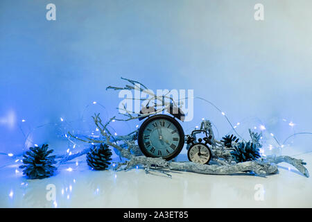 Frohes Neues Jahr 2019. Winter Feier mit Wecker. Abstrakte Weihnachten Komposition. Stockfoto