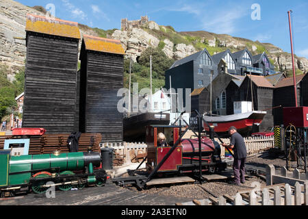 Hastings Minizug Motoren, die net Hütten auf die Altstadt Stade an der Rock-a-Nore Station, East Sussex, Großbritannien Stockfoto